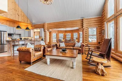 Image de Fiddler Lake Resort Chalet + Private Jacuzzi