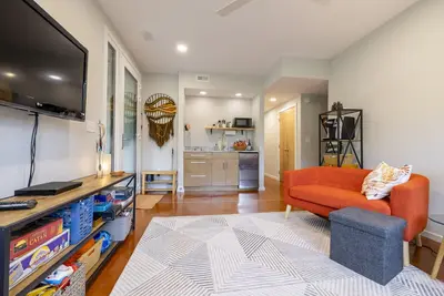 Image de Edge of Town Oasis