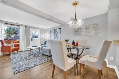 Image de Renovated townhome on bike path includes bikes!