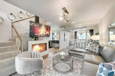 Image de Modern loft with king suite, resort pool, and historic charm in Swiss Avenue.