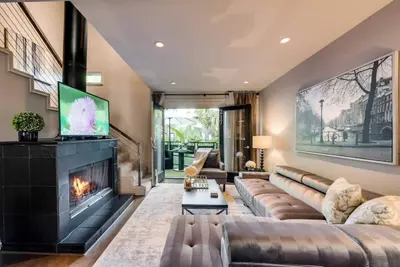 Image de Modern 3-bed loft with pool, courtyard, and prime walkable Dallas location.