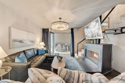 Image de Spacious 3-bed loft featuring king & queen beds, leather sectional, smart Tv, resort pool, and private patio access.