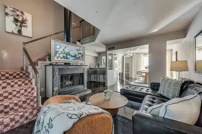 Image de Spacious loft with resort pool, courtyard, and prime Dallas location.