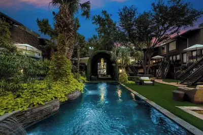 Image de Spacious 2-story loft with king suite, fireplace, and resort-style amenities.