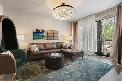 Image de Bright 2-bed loft on the second floor of a boutique Lakewood building, featuring a second-floor loft inside the unit, luxe touches, and high-speed WiFi.