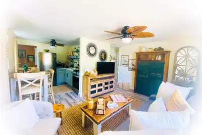 Image de Perfect Beach Bliss Cottage with Best Sunsets and Steps Away from Beach!
