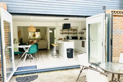 Image de Cosy 2 bedroom detached home in Bromley with secure off-street parking