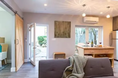 Image de Modern Garden View Home w/ free parking, unique art & furniture: a Superhost