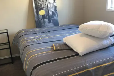 Image de Lovely 2 Bedroom - 10 minutes from hospital and park