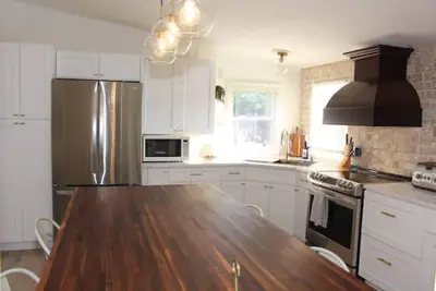 Image de Stay Awhile - 3bd 2ba home. Beautiful and spacious. Kids room with play area.