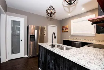 Image de Charming Downtown family home w/driveway