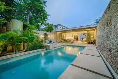 Image de Casa Xaver tropical oasis in Santa Ana