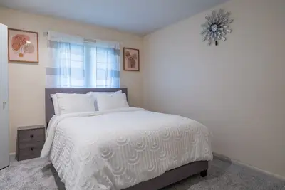 Image de Spacious & Cozy ~ Mins to Downtown