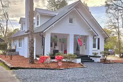 Image de (3) Bedroom Charming, Cozy Little Hideaway with a Unique Feel! Sleeps 6