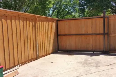 Image de Great half duplex in quiet mature hood located near 635 and 35. 3 Beds, 2 baths