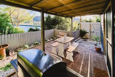 Image de Stunning river views! Private guesthouse & courtyard close to nation park & more