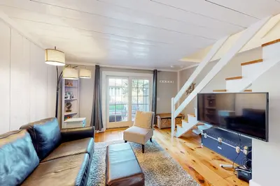 Image de Coastal townhome with easy beach access, beach gear, balconies, grill, W/D, & Ac