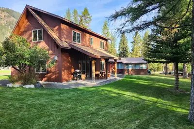 Image de Riverfront home with mountain view & fireplace - walk to tram & Wallowa Lake