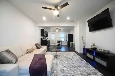 Image de Renovated 2 bedroom entire apartment w/parking