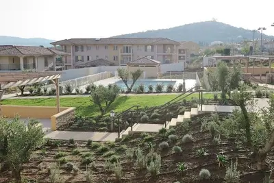 Image de Charmant T3 à La Croix-Valmer : Terrasse, Piscine, Parking et Proximité Village