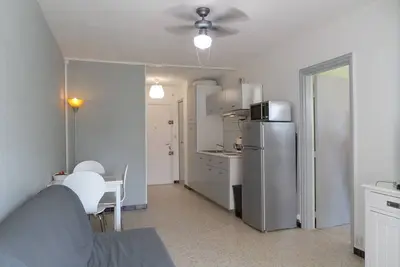 Image de Charmant 2 pièces rénové proche plage avec loggia vitrée, Tv, local vélos et parking
