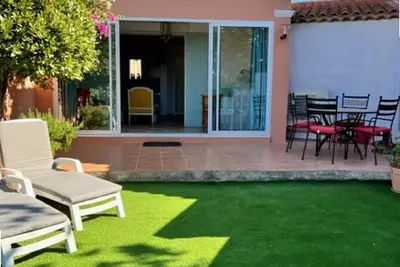 Image de Maison climatisée 2 chambres, proche village, terrasse, jardinet, piscine, parking privé