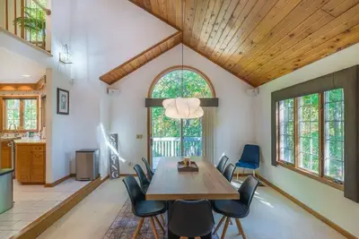 Image de Luxe Ski Chalet | Hot tub, Fire pit & Game room