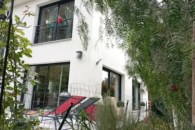 Image de villa contemporaine sur un terrain arboré et équipée d'un jacuzzi