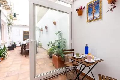 Image de Sn Excellent emplacement. Parking inclus. Grand patio privé. Lumineux et calme