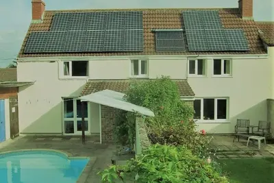 Image de South facing cottage for nine with pool and garden