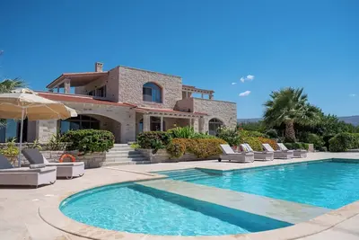 Villa Elia, By Hellocrete