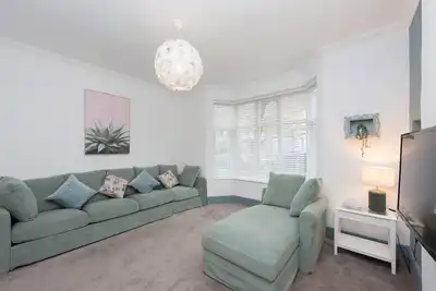 Image de Surrey House -  a house that sleeps 12 guests  in 5 bedrooms