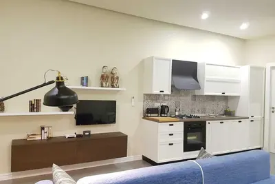 Image de Lovely, Modern Apt 1 min from the sea front