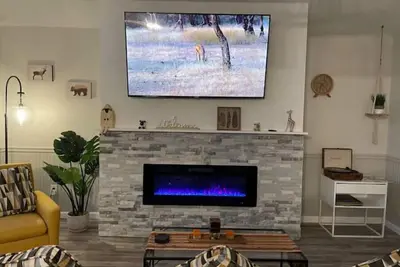 Image de Modern two-bedroom cottage with indoor fireplace.