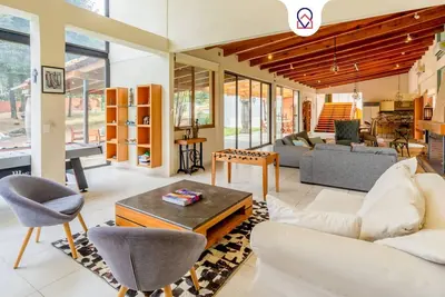 Image de Scenic Paradise: Beautiful House in the Woods