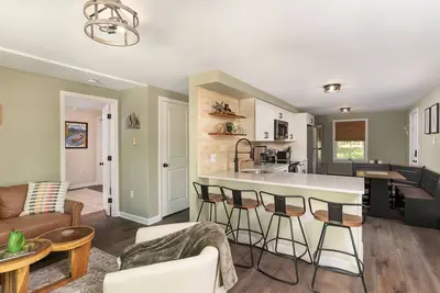 Image de Newly Renovated Private Home-minutes from Outlets and Skiing