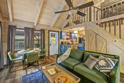Image de Cozy, Style, Hot Tub, Games, Perfect Location!