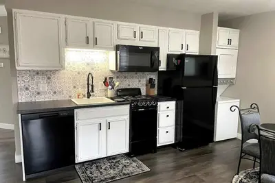 Image de Bumblebee Hollow · New Remodeled Luxury Condo By The Lake, No Stairs!