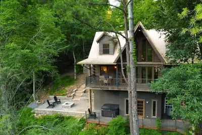 Image de Rustic Smoky Mountain Cabin w/ Fire Pit & Antler Chandelier