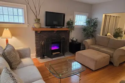 Image de Beautiful Spacious Home - Near Charles Schwab Field- Cws, Chi Arena, Downtown \n\n