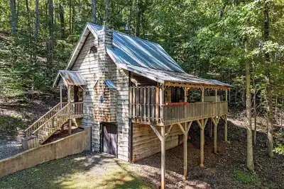 Image de Peaceful Creekside Cabin in Dahlonega, Ga with Hot Tub