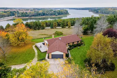 Image de Lake View House on 5 acres with trail access