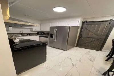 Image de Cozy modern style home, sleep 8, all the amenities of home.