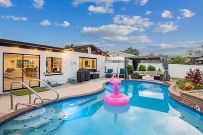 Image de Resort-Style Waterfront - Heated Pool & Game Fun