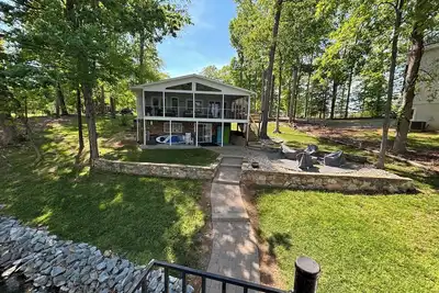 Image de A Perfect Waterfront Getaway on Lake Gaston! Main Lake views. Deep Cove!