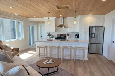 Image de Cozy Lake Front ‘Tiki’ Cottage