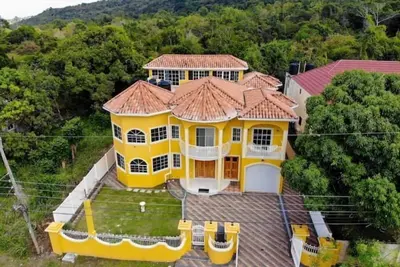 Image de Serene, Tranquility & luxury\n2 separate apts when combined can house 15 guests