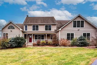 Image de Large house with game-room, deck, bbq grill, basketball/volleyball nets.