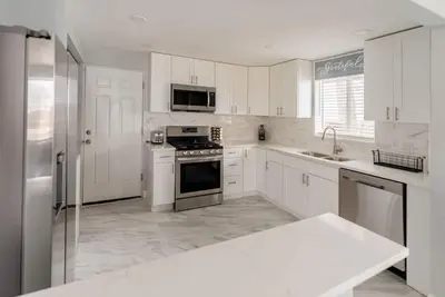 Image de 8673 W 63rd Pl · Golfers Dream! Sweet Nw location.