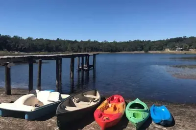 Image de 3 Bedroom House on Private Scenic Lake Mable